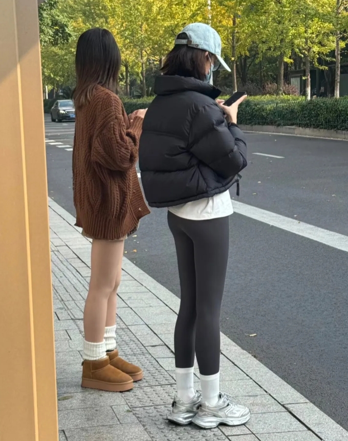 她冷不冷呢？
寒冬腊月之时，街上有许多小女生，除了光腿外，其余部位都包裹得严严实