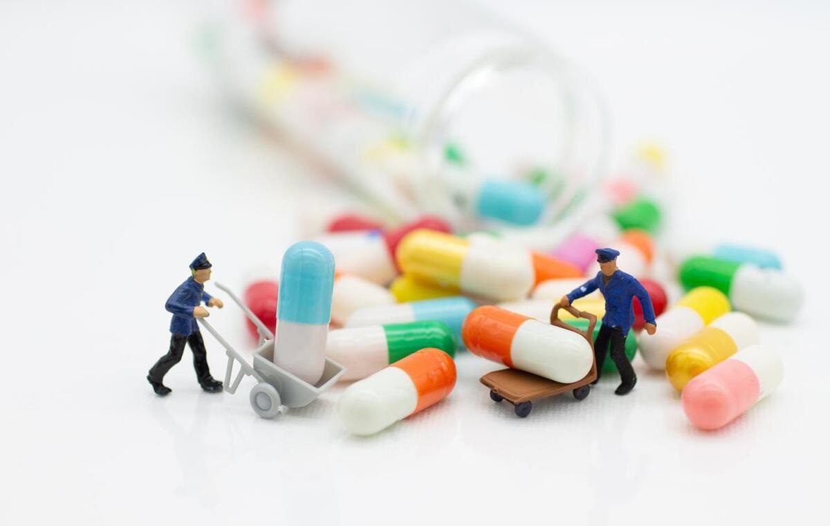 治疗疾病时，选用药品优于保健品

保健品又称为功能性食品，可以调节人体机能，但不