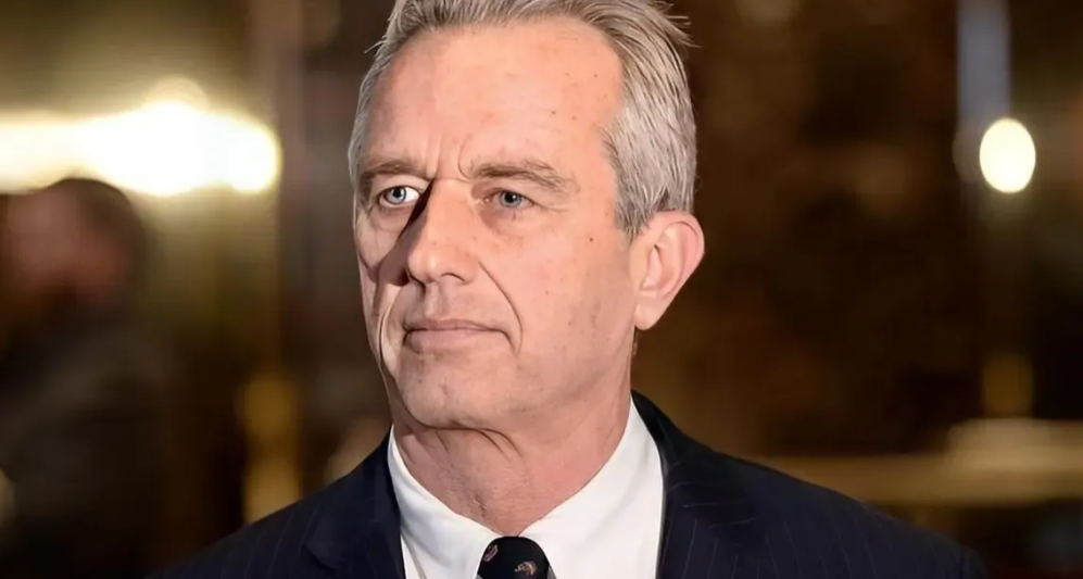 小肯尼迪最近语出惊人，说新冠病毒可能是针对特定人群设计的生物武器，某些疫苗还加剧