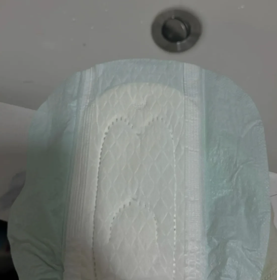 我真的服了，这卫生巾尾翼加宽却没棉，到底咋想的？就为防漏？小时候夜用的后面多长啊