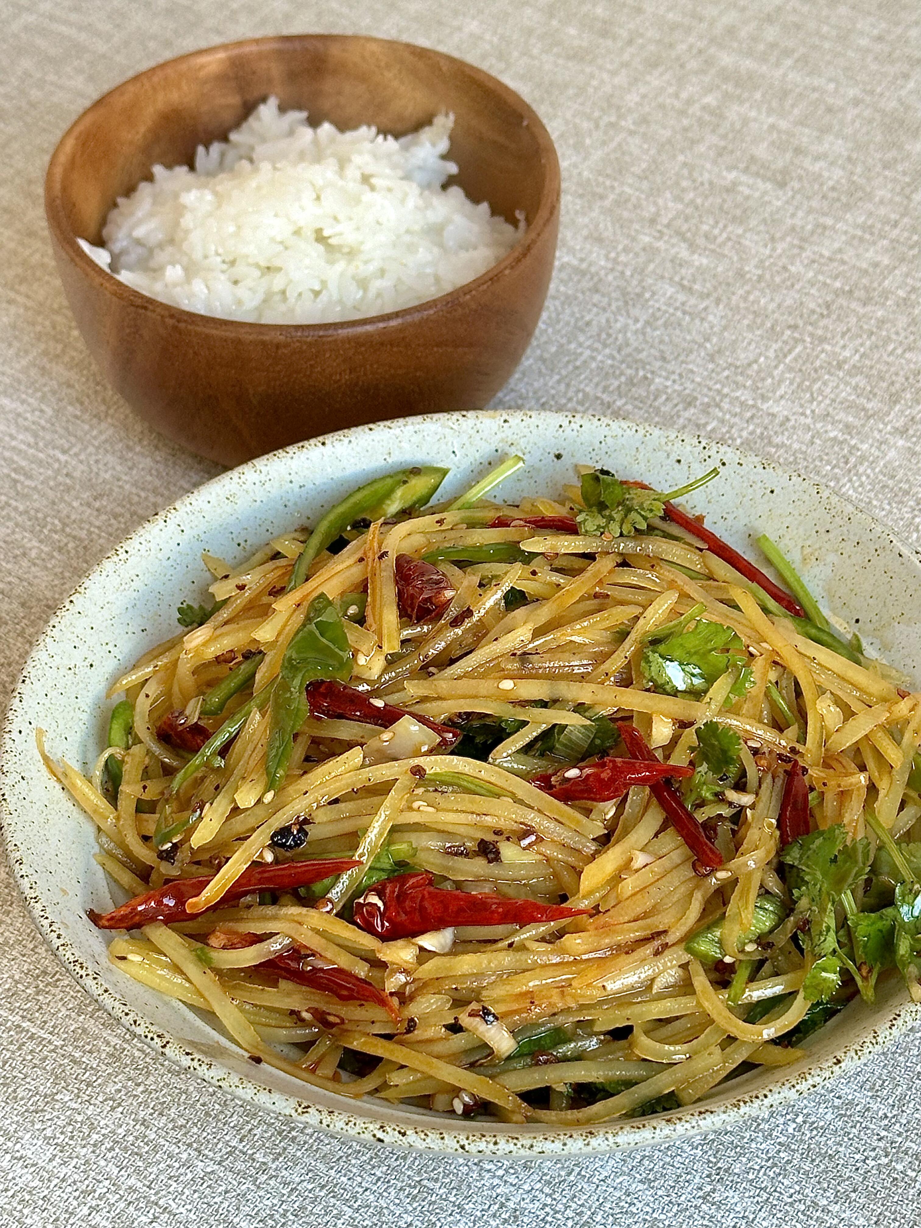 炝拌红油土豆丝拌饭，酸辣爽口，咋吃不腻！
今天又是超级上头的一顿，土豆丝从小就爱