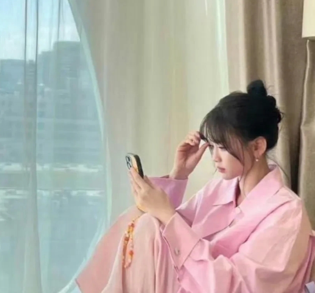 吴宣仪私下生活照，粉色的家私服很好看，整个人看着温柔恬静，话说谁能坐在别墅中安静