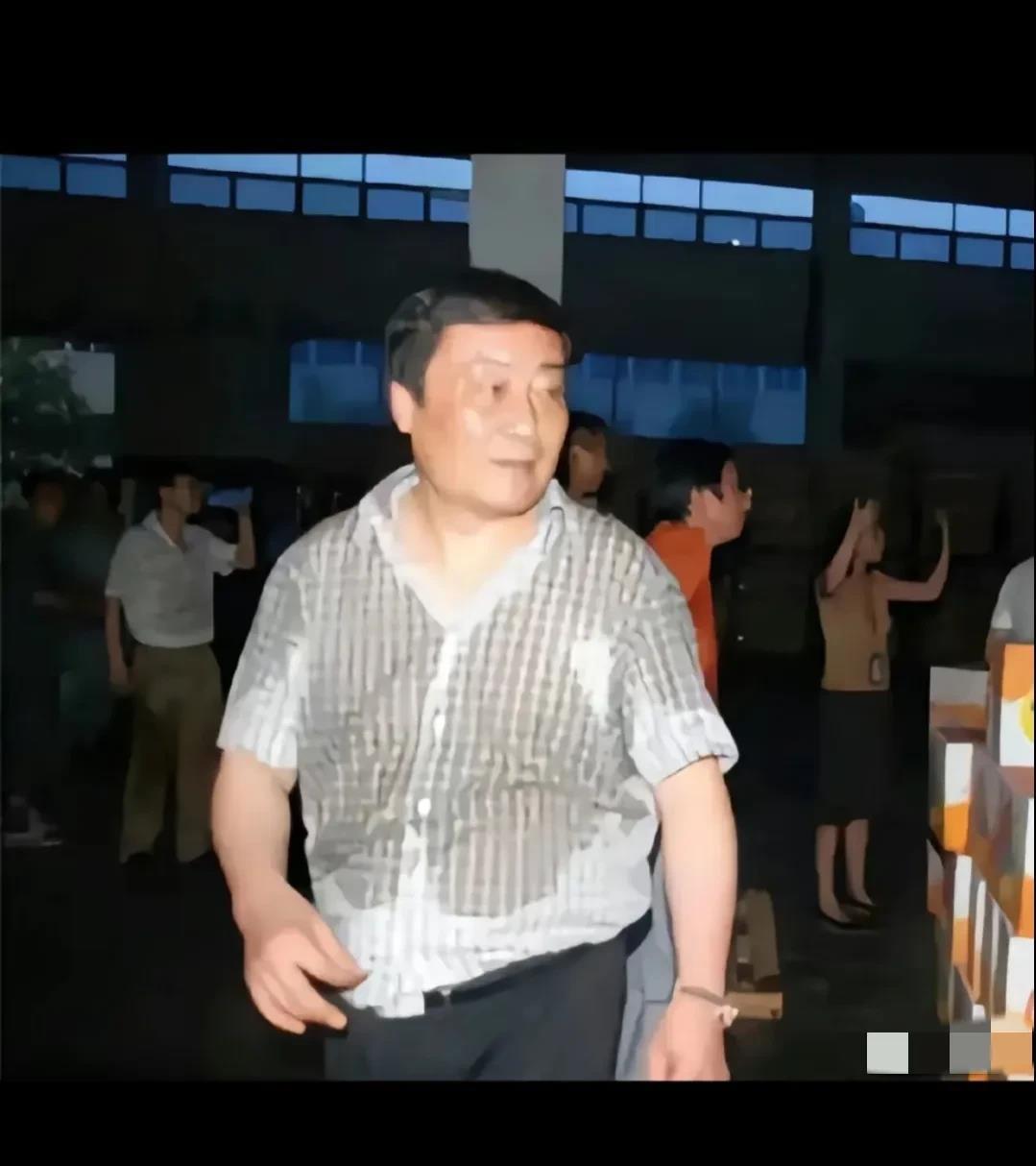 看看宗庆后先生这张照片！

这是宗老60岁时，大热天的还和装卸工一起搬运货物后被