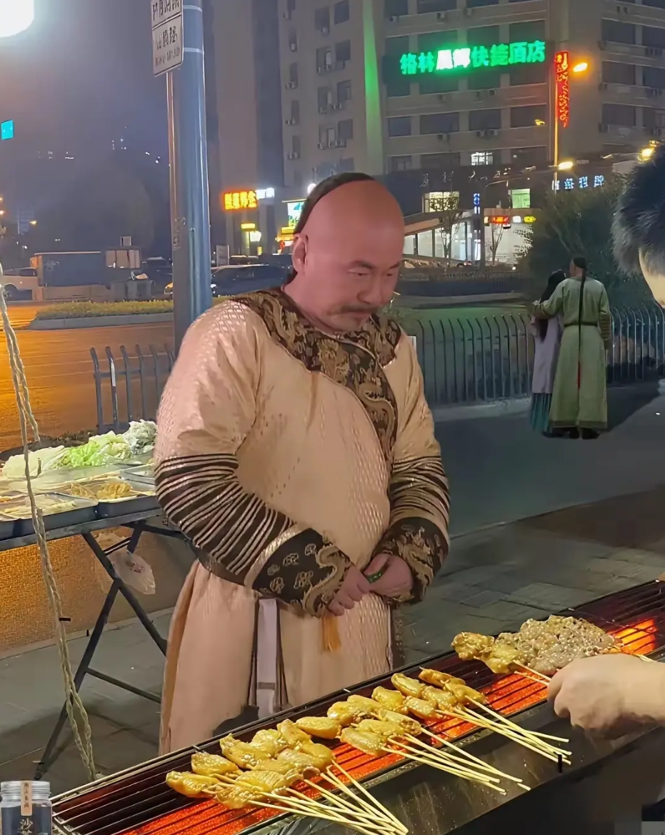 他看起来好像没带钱的样子！