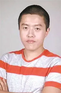 冯小刚在朋友圈向饺子导演发声，表达了对饺子导演出众想象力的赞赏，并公开喊话希望能