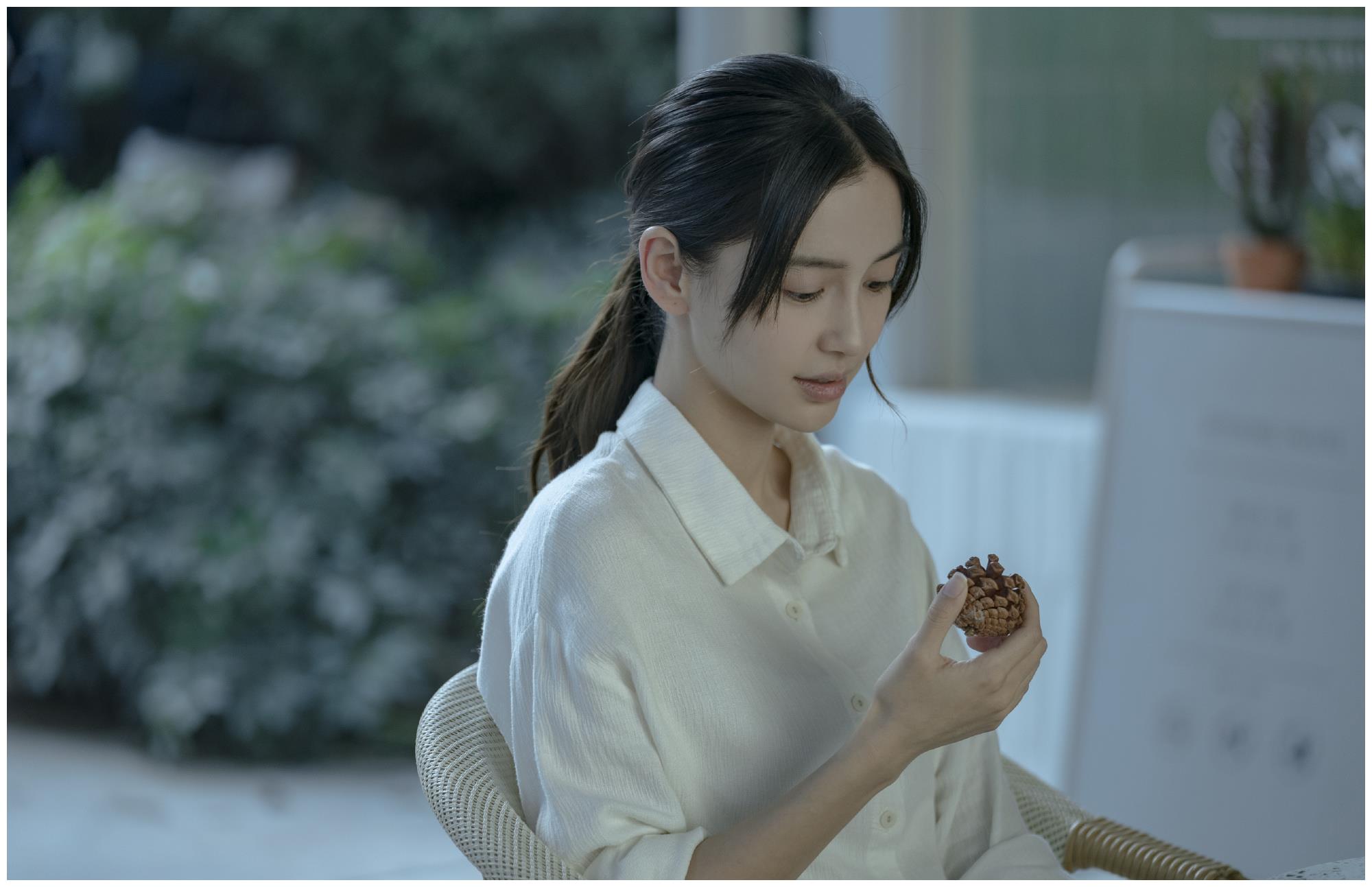 杨颖曾发文：“还记得你人生中最黑暗的日子吗？你也许失落，也许卑微，也许痛苦，没有