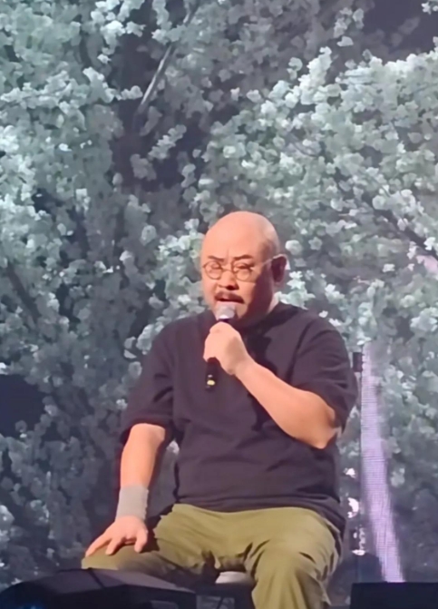 这次刀郎夏门演出，网友发现“4个细节”

1.厦门演唱会，刀郎依旧是那身熟悉的打