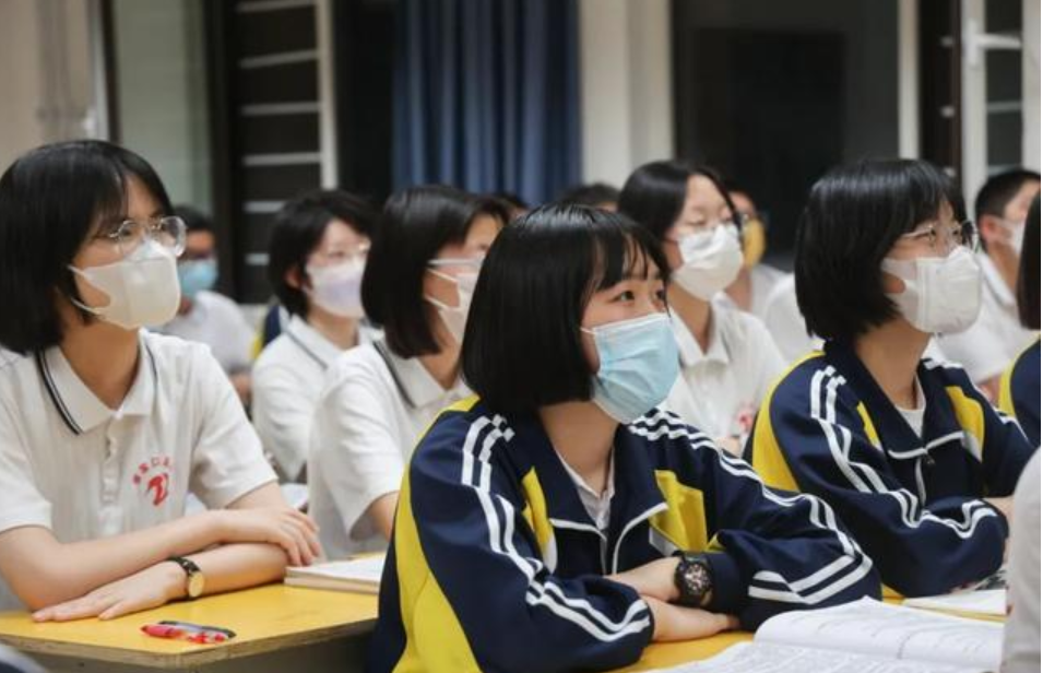 “读书就像竹篮打水一场空，打一篮水没了，打一篮，水没了，但是时间久了你会发现，竹