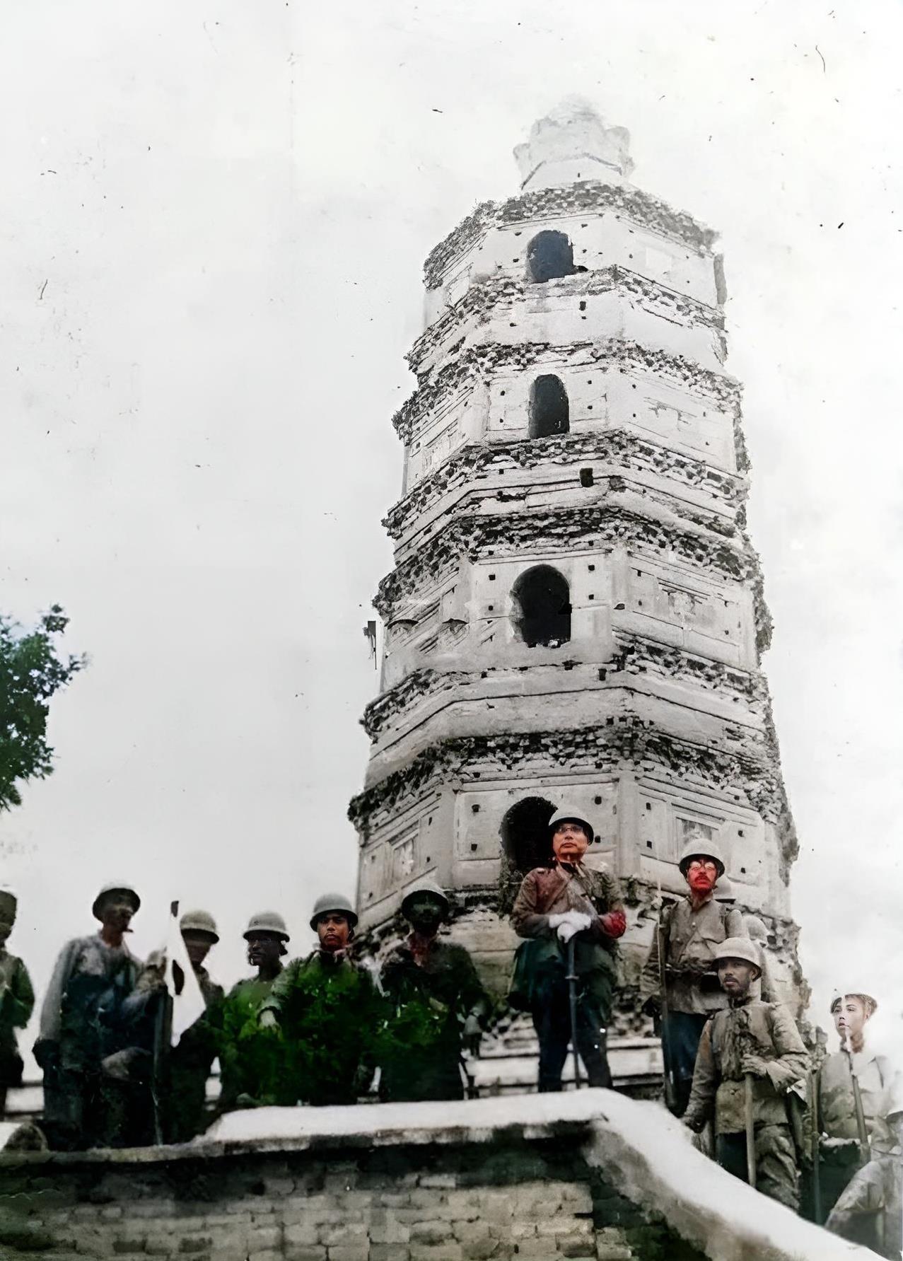 1937年8月22日，日军攻占良乡后站在当地著名的昊天塔下耀武扬威。这是日军一贯