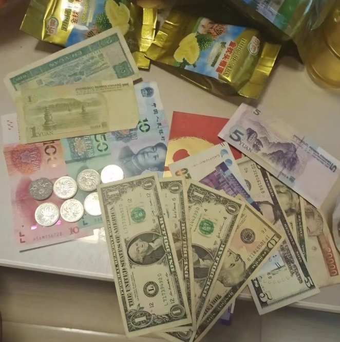 除夕夜睡红包
       睡意朦胧时刷到说除夕夜要往枕头底下放个红包，寓意新的