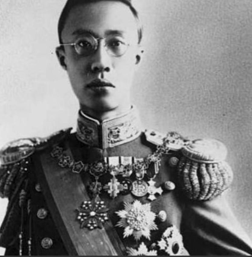 1963年，溥仪在北京街道闲逛，看到一烧饼摊，于是便买了一个。没想到刚吃了一口，