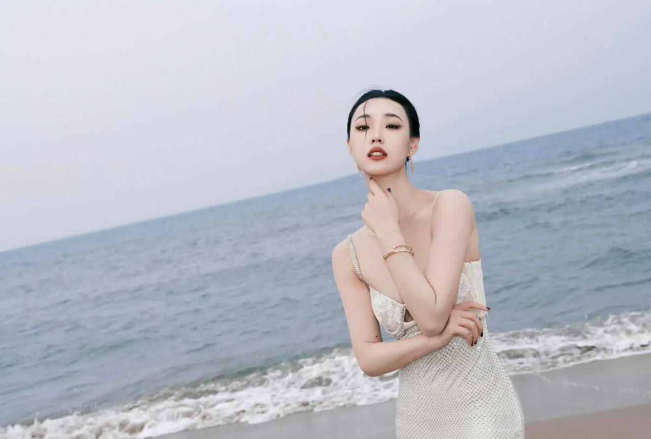她居然也上春晚了！这是要取代贾玲、金靖啊？明明长得明媚大气，身材性感妖娆，完全可