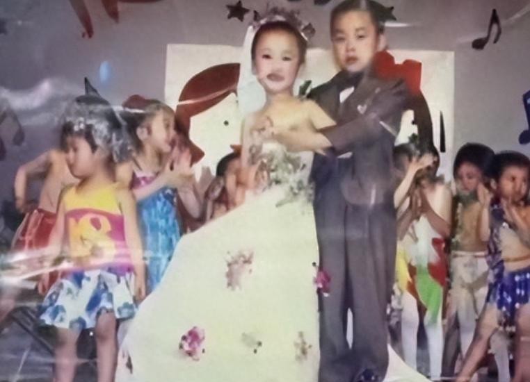 男女幼时扮夫妻长大真结婚

                          