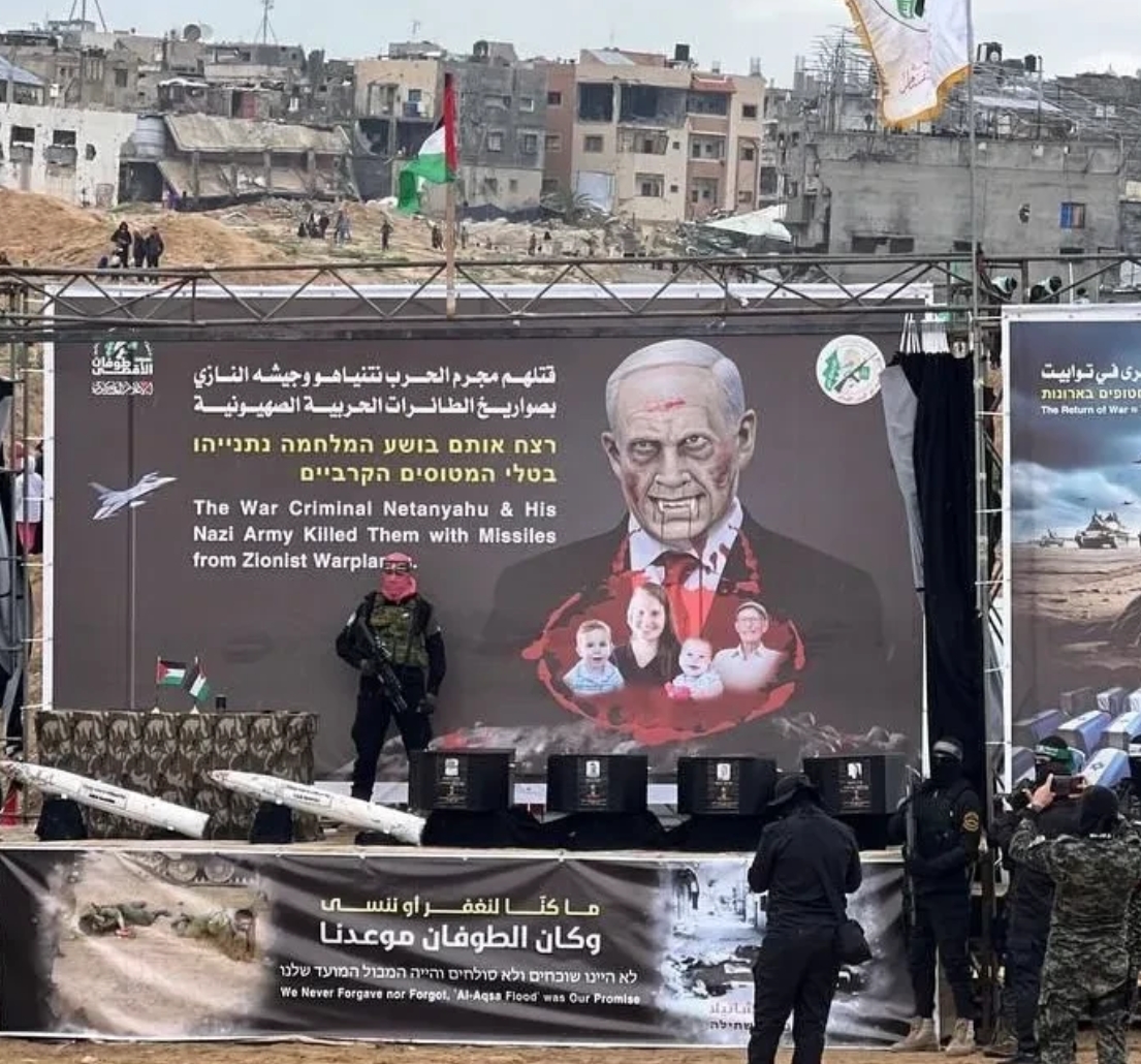 哈马斯在废墟中“作秀”

2月20日，据以色列媒体报道，红十字会工作人员接收了4