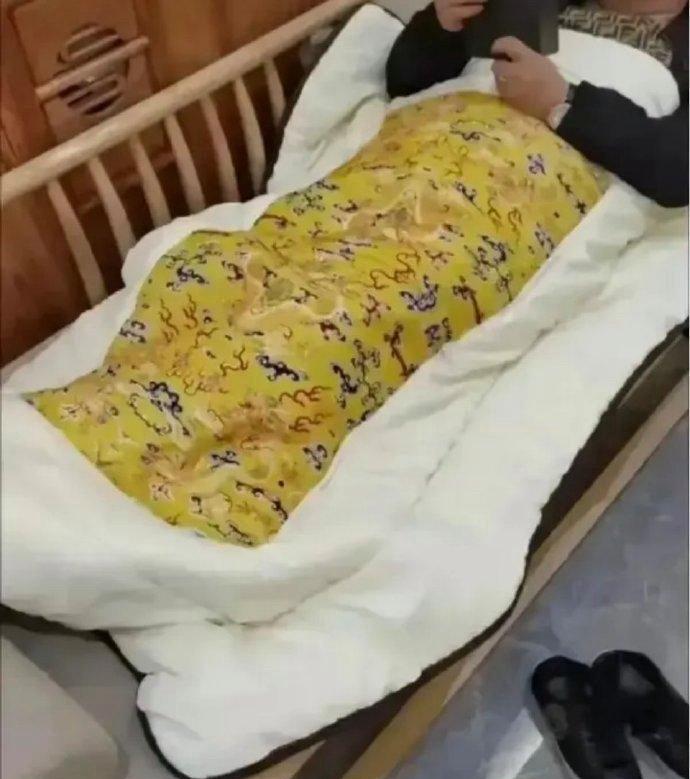 这是我老婆买的棉被，盖在身上总感觉哪里怪怪的，但就是说不上来，不知道你们发现哪里