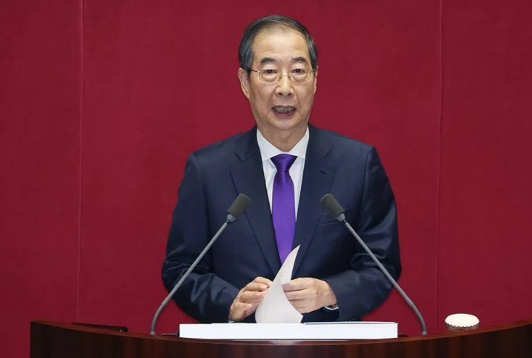 韩国总理被弹劾
当地时间24日，韩国最大在野党提出要求国会处理代行总统职权的国务
