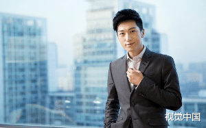 女神节上班，HR给我一份调薪合同，薪资从每月1万降到3千。后来， 老板跪下求我帮忙！