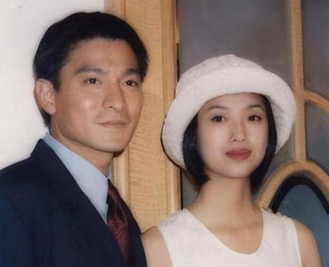 2004年，刘德华在个人演唱会上突然单膝下跪，向吴倩莲求婚：倩莲，我喜欢你，嫁给