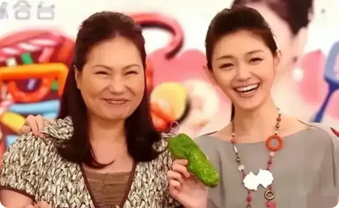 大S妈妈要向汪小菲宣战了。

本来以为汪徐两家为了孩子已经和好，

可没想到黄春