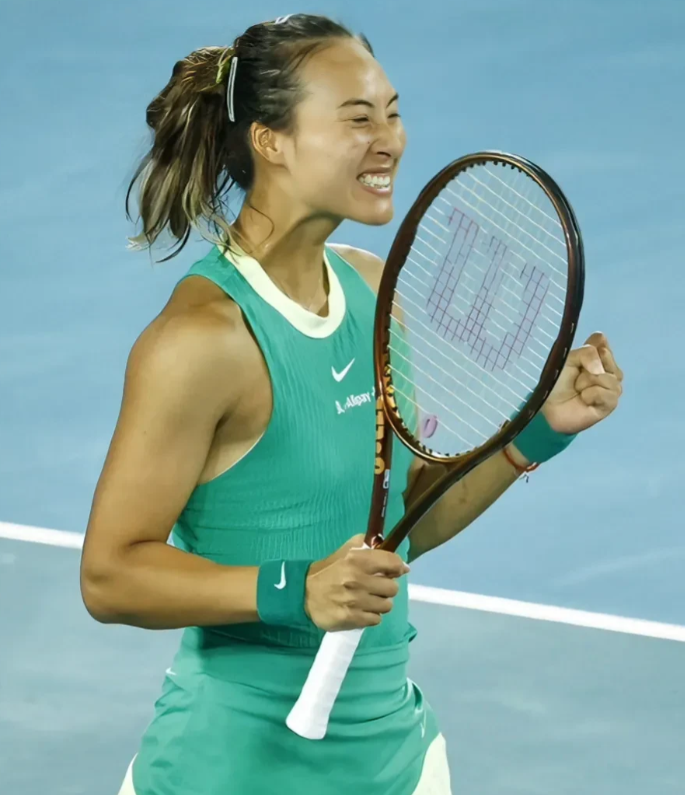 美网女单1/8决赛，郑钦文1-1维基奇，5个没想到！

1、没想到，第一局郑钦文