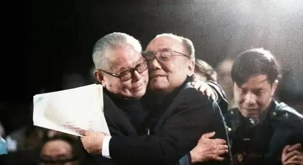 1988年4月13日，换届选举，杨尚昆接替李先念的重任，成为新一届国家主席，合影