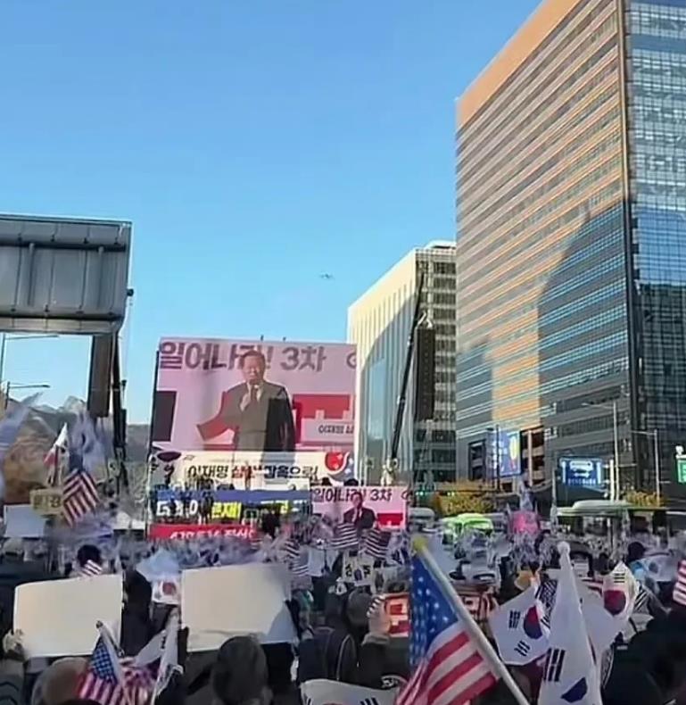 韩国人太离谱了！首都汉城又爆发大规模示威，还举着星条旗，这次居然是支持韩国总统尹
