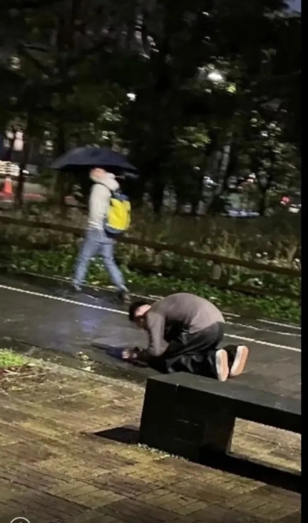汪小菲，淋雨下跪。
能不能成熟一点，能不能直起腰板，能不能考虑一下现在的妻子。