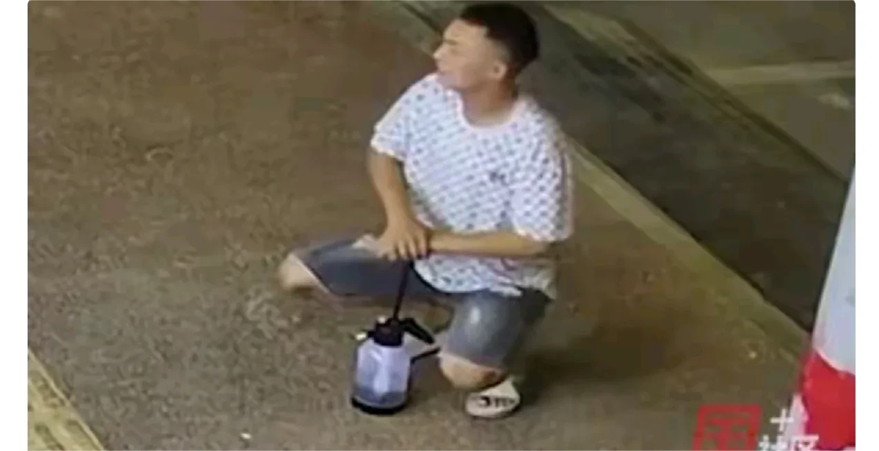 哭笑不得！山东菏泽一男子买了一个喷水壶。就是给花喷水的那种喷壶。他买回来以后就蹲