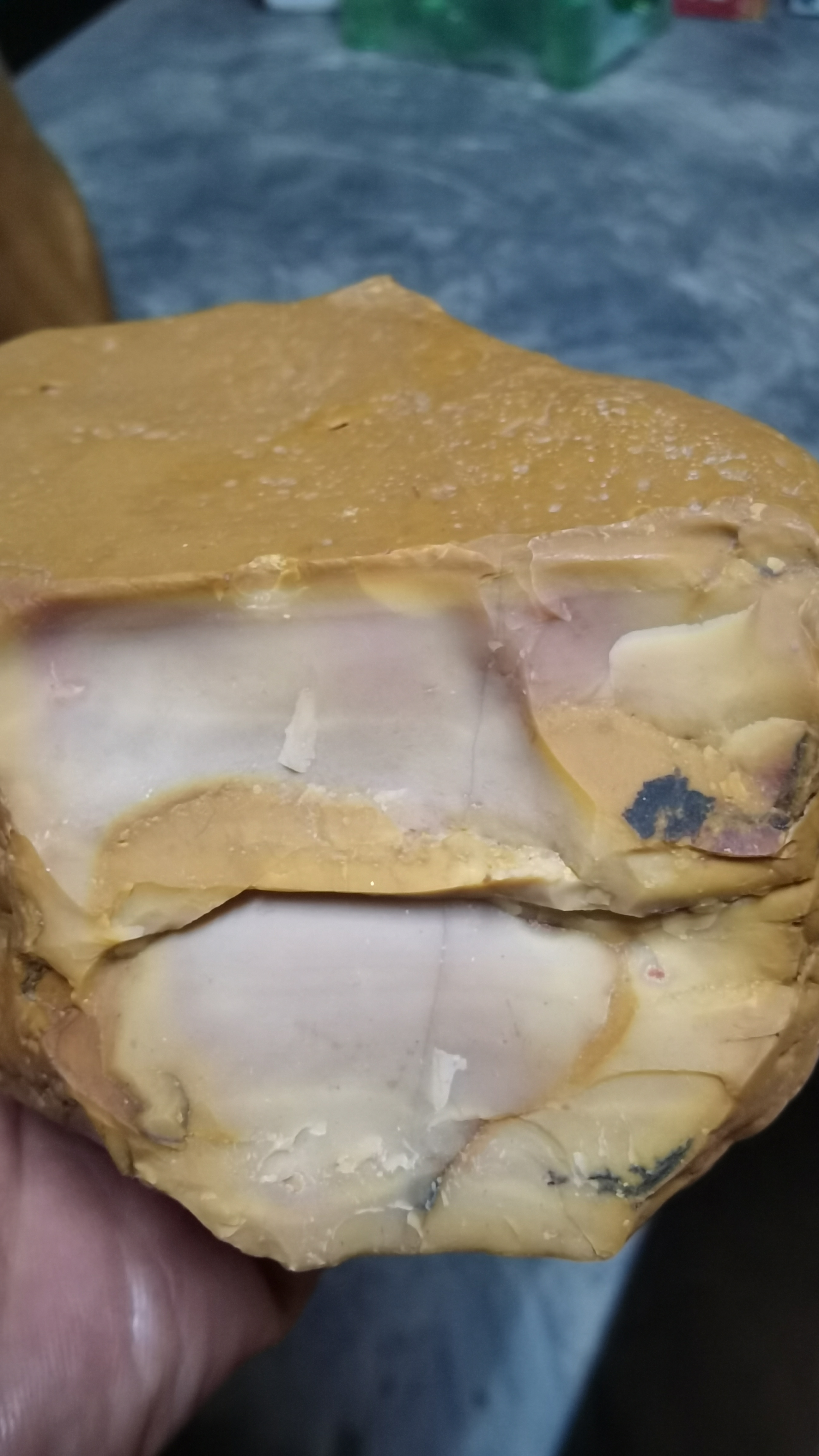 大家看看这块黄蜡石能不能出点料子呢？