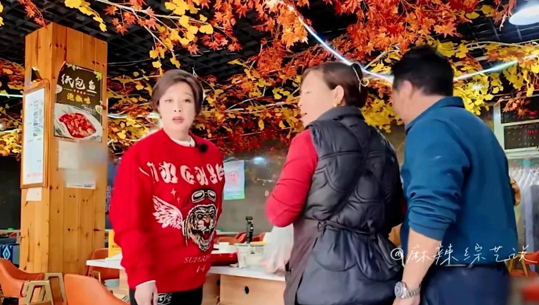 人家刘晓庆真的一点不矫情，在节目组吃饭，吃不完的东西，她都让店主拿袋子打包带走，