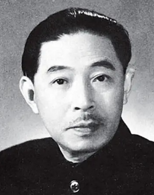 1928年，32岁茅盾与23岁秦德君相爱，不久，秦德君怀孕，茅盾沉思片刻，随即抬