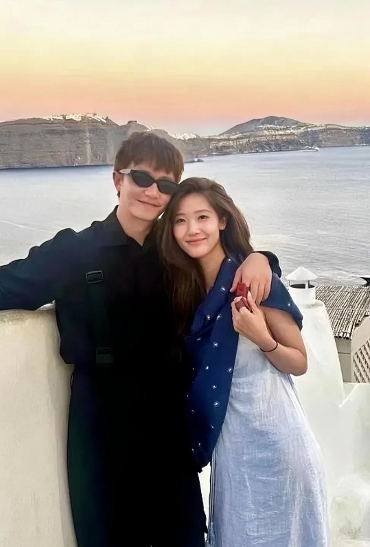 这是黄轩和官宣女友在英国海边游玩，他的女友长得不是特别美，但一看就是原装脸，脸和