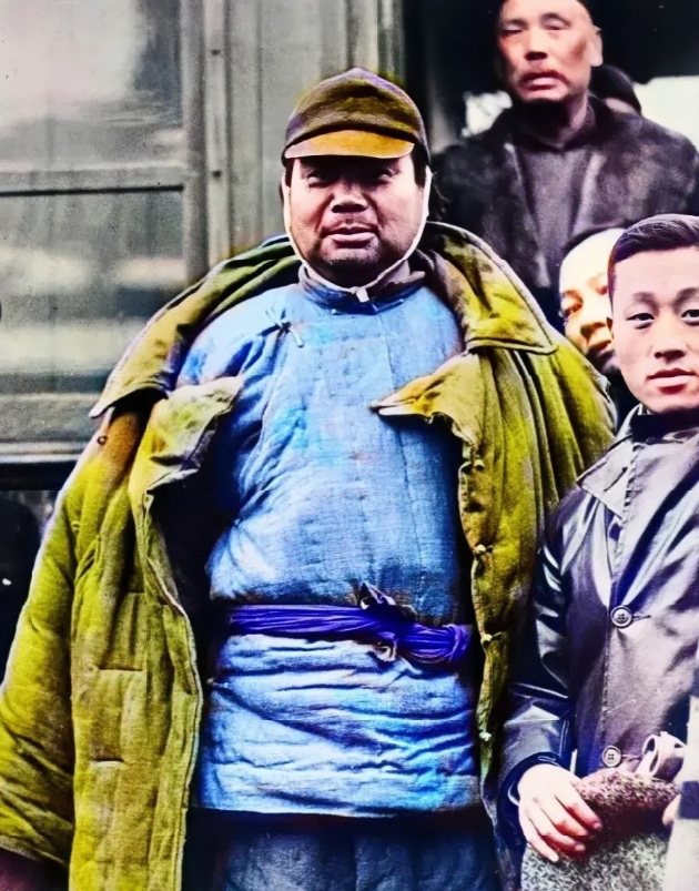 民国时期，冯玉祥的历史老照片。镜头下的他身材高大魁梧，长相五大三粗，穿着粗布棉衣