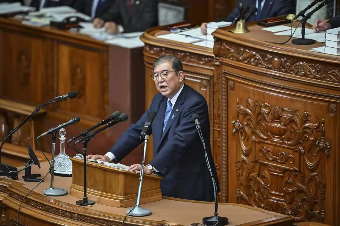 众所周知：日本首相的位置，风险极高，谁坐上去都有一种摇摇欲坠的感觉，很难坐稳坐长