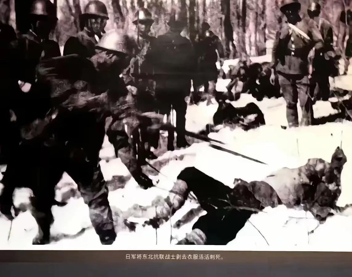 这是东北一家抗日纪念馆的一张照片，一名抗联战士被俘虏了，日寇扒光他的衣服，把他扔