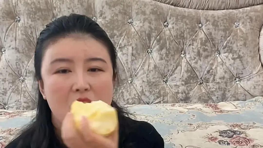 小二姐直播带货苹果，却被质疑说谎话，网友：满嘴跑火车