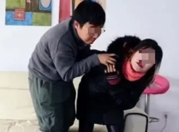 山东鄄城，男子酒后翻墙进入女邻居家，见女邻居正躺在床上玩手机，强迫女邻居脱掉裤子