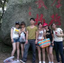 这张照片拍摄于2011年5月1日，广东省东莞市某娱乐城的几名员工休假时，到深圳羊