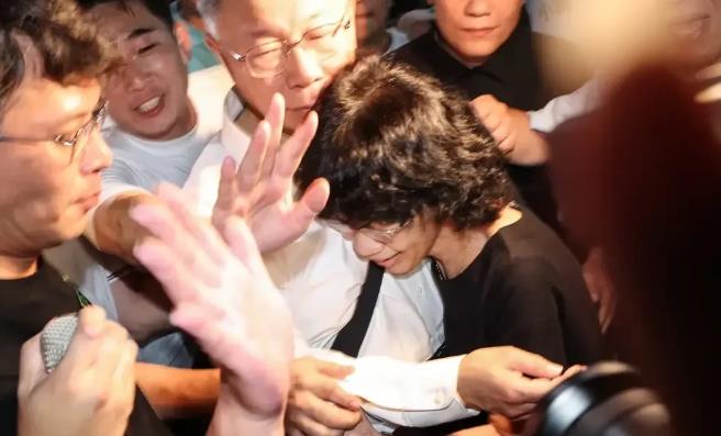 出来后的柯文哲和太太陈佩琪，没回家而是直接去黄珊珊家休息，这不奇怪吗？

台湾民