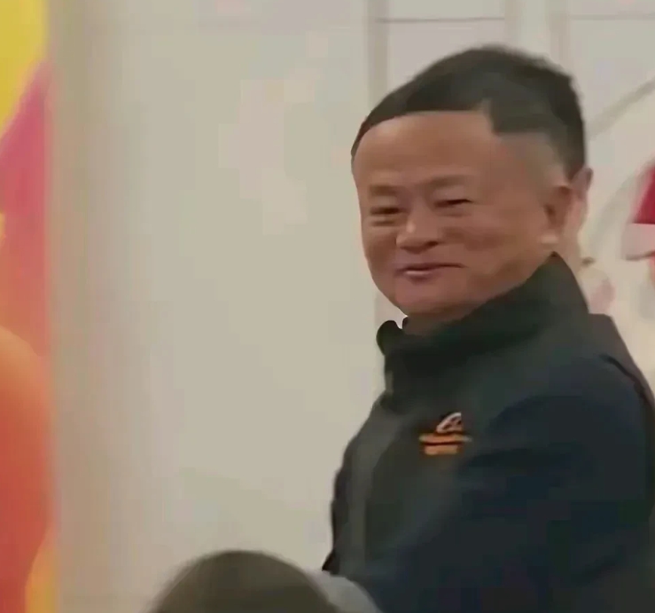 马云真是人逢喜事精神爽啊！

比以前胖了不少，也帅了不少

这发型好啊，智慧的大