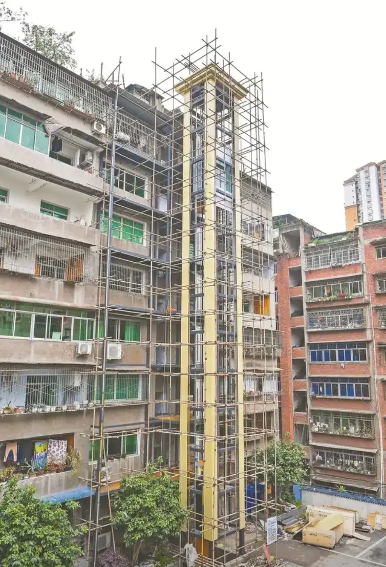 重庆，男子所住楼栋计划加装电梯，有12户业主表示赞成，可是低层2户业主不同意，认