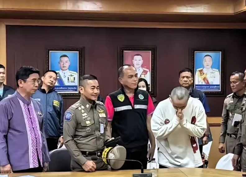 看到王星脸上有笑容，和泰国警方握手表示感谢，我就放心了！
至少，他还是一个正常人