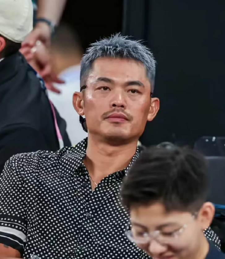 林丹还是很强的，外形也很好，要是没那裤裆子的破事会是一个挺完美的男人。也理解了他