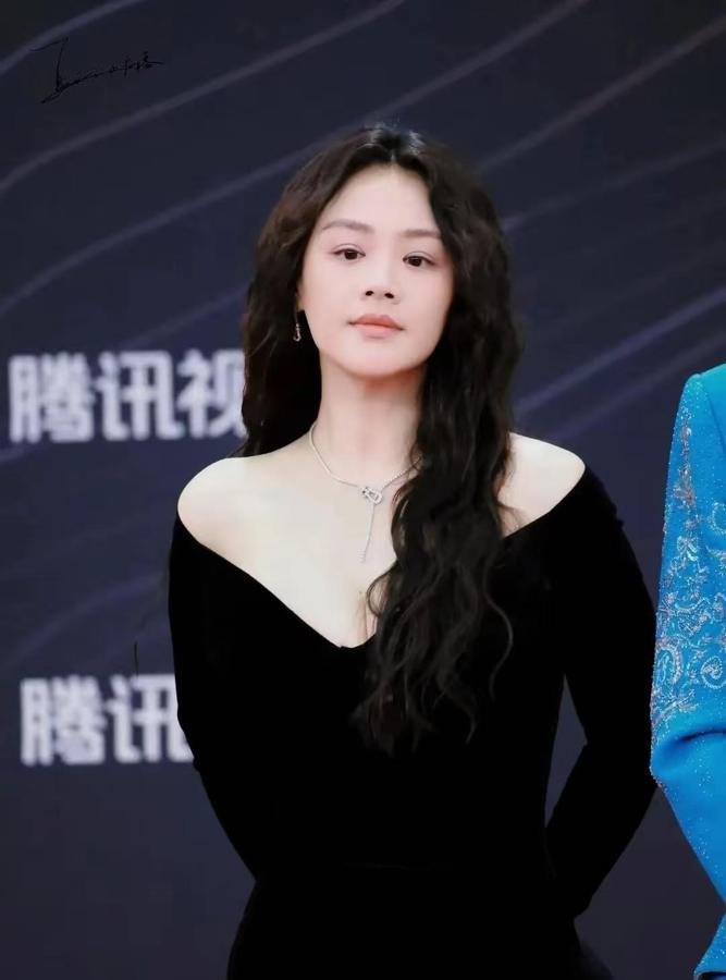 马思纯的身材，真是欧美女星水平啊！
近日，马思纯一组活动照引起热议，身穿紧身礼服