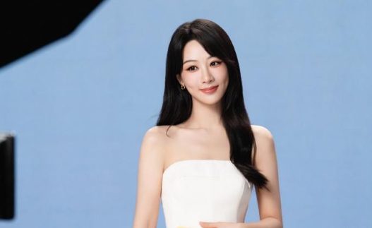 杨紫首谈置顶自己！
为什么不是置顶自己？
当你真正置顶自己世界也会抬头看你，请拉