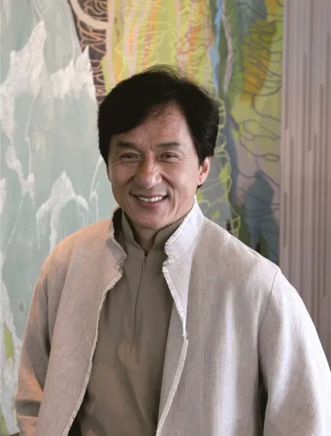 主持人好奇地问成龙:“你年轻时是怎么追女孩的？”成龙说:“我追女孩很简单，如果女