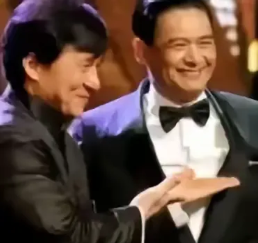 有一次，主持人问成龙：“为什么你和周润发从来没有合作，你们之间有仇吗？”成龙直接