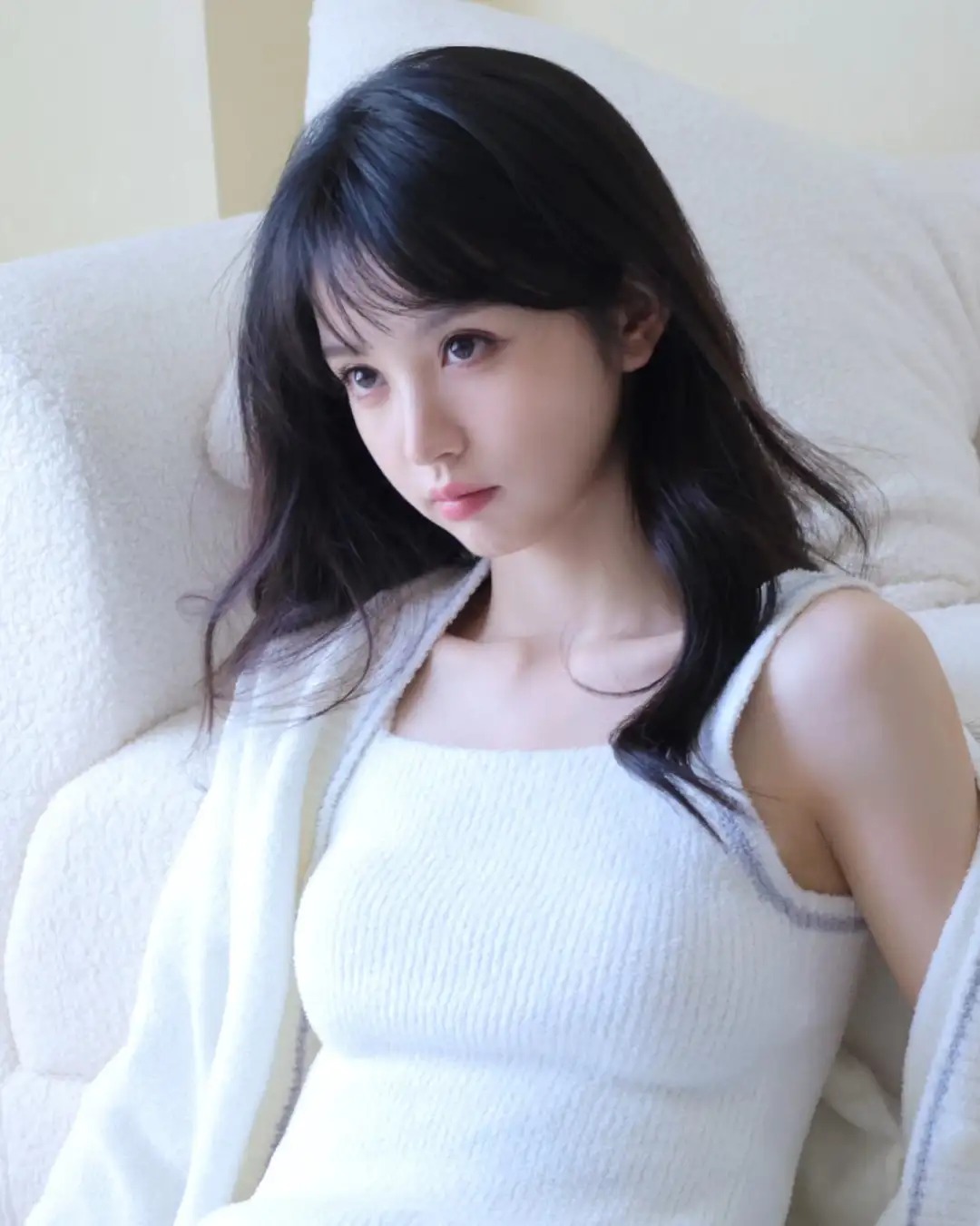 田曦薇 大大方方的明媚
小田也太大了，是眼睛大哈
整个脸眼睛估计占了三分之一
年