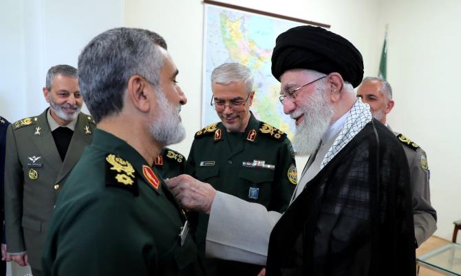 当地时间10月6日，伊朗最高权力领导人哈梅内伊在伊朗革命卫队发射导弹，执行“真实