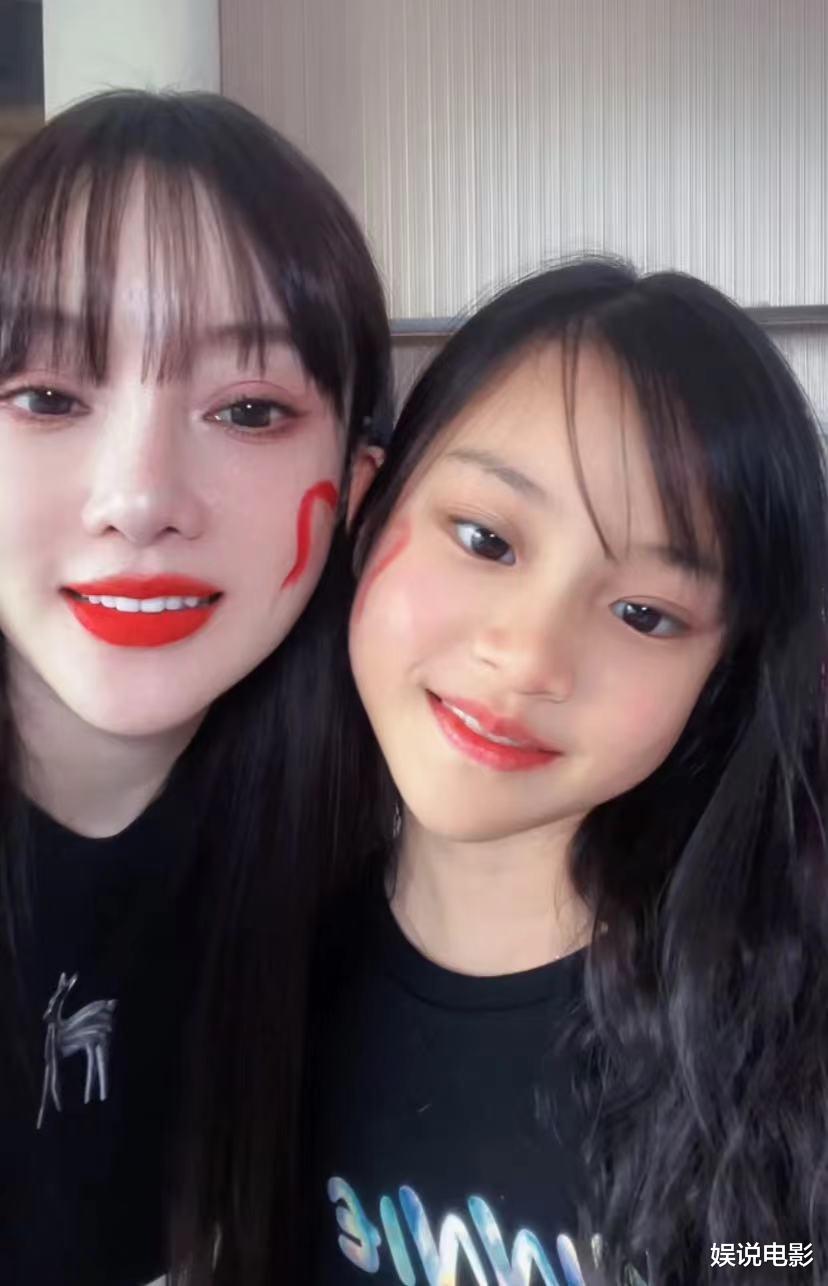 甜馨11岁长成美少女，和李小璐情同姐妹，化妆染发网友评价不一（苹果11为啥充不上电了）-第4张图片-九妖电影